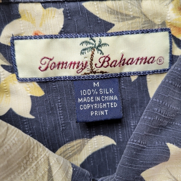 Tommy Bahama Silk Shirt Men Size M Pineapples Flowers Short Sleeve Button Front - Picture 6 of 12